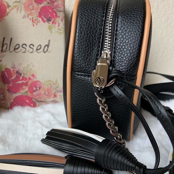 A Vittadini crossbody - Picture 3 of 9